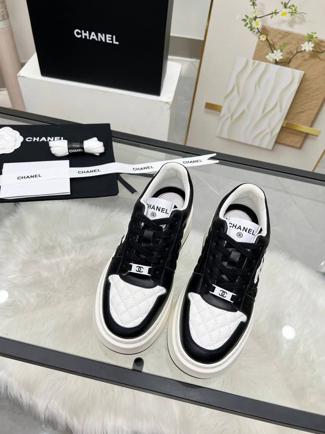 Chanel 25C春夏新款运动鞋 官网同步上 专柜断货王 各大博主社交日推款，这季新款简直闭眼入，上脚狂好看，率性的休闲运动风，飒爽又自然，演绎香奈儿的时髦女