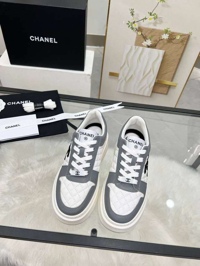 Chanel 25C春夏新款运动鞋 官网同步上 专柜断货王 各大博主社交日推款，这季新款简直闭眼入，上脚狂好看，率性的休闲运动风，飒爽又自然，演绎香奈儿的时髦女