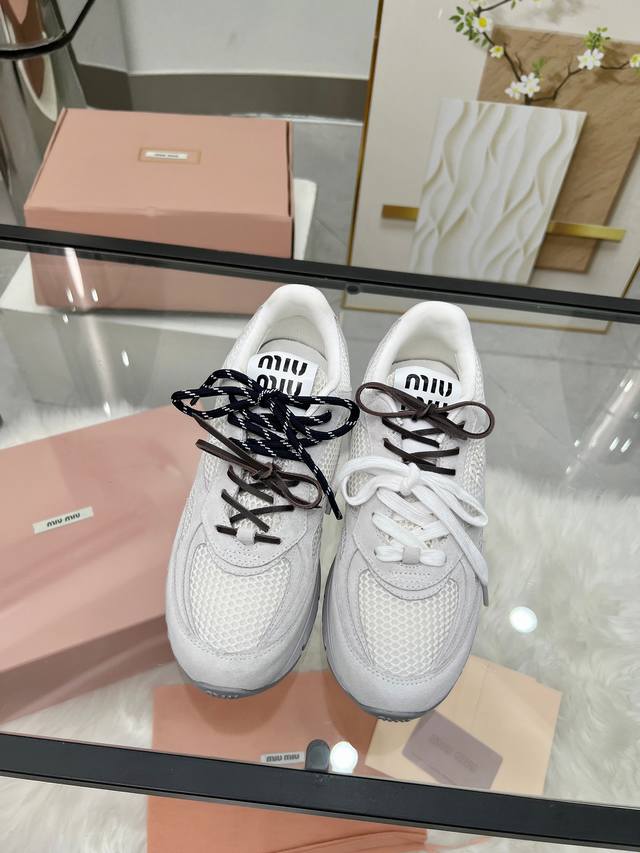 Miumiu 又有了新的联名球鞋！！ 之前的Miu Miu X New Balance 联名鞋子火的一塌糊涂，这次又来了老爹鞋款，新的联名系列啦 不再是薄底鞋