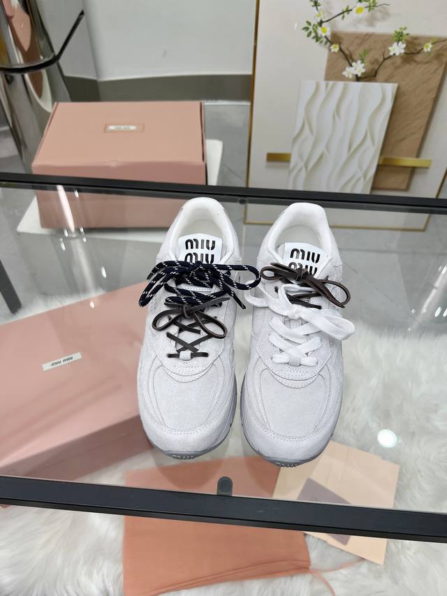 Miumiu 又有了新的联名球鞋！！ 之前的Miu Miu X New Balance 联名鞋子火的一塌糊涂，这次又来了老爹鞋款，新的联名系列啦 不再是薄底鞋