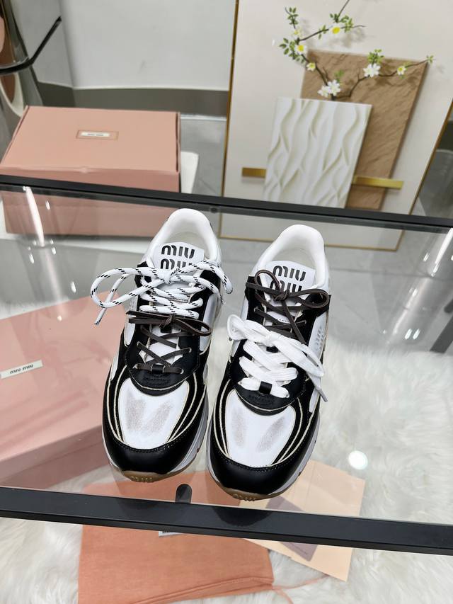 Miumiu 又有了新的联名球鞋！！ 之前的Miu Miu X New Balance 联名鞋子火的一塌糊涂，这次又来了老爹鞋款，新的联名系列啦 不再是薄底鞋