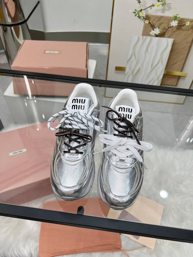 Miumiu 又有了新的联名球鞋！！ 之前的Miu Miu X New Balance 联名鞋子火的一塌糊涂，这次又来了老爹鞋款，新的联名系列啦 不再是薄底鞋