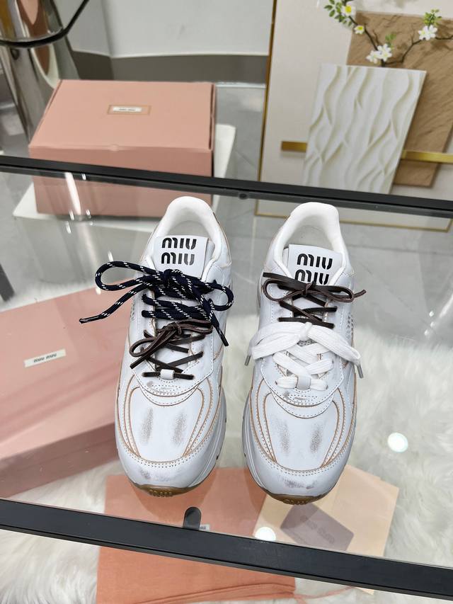 Miumiu 又有了新的联名球鞋！！ 之前的Miu Miu X New Balance 联名鞋子火的一塌糊涂，这次又来了老爹鞋款，新的联名系列啦 不再是薄底鞋