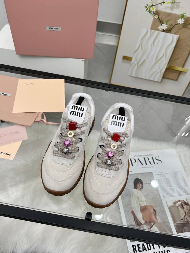 Miu Miu 25Ss 春夏新款走秀Miumiu 德训 休闲鞋秀场工艺来自Miu Miu系列的细节特写 新季的潮流此刻挚爱的概念，多元对撞，传达现代风格~ 怎