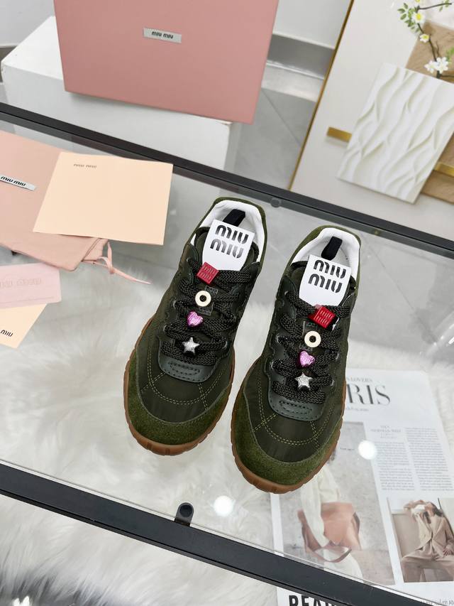 Miu Miu 25Ss 春夏新款走秀Miumiu 德训 休闲鞋秀场工艺来自Miu Miu系列的细节特写 新季的潮流此刻挚爱的概念，多元对撞，传达现代风格~ 怎