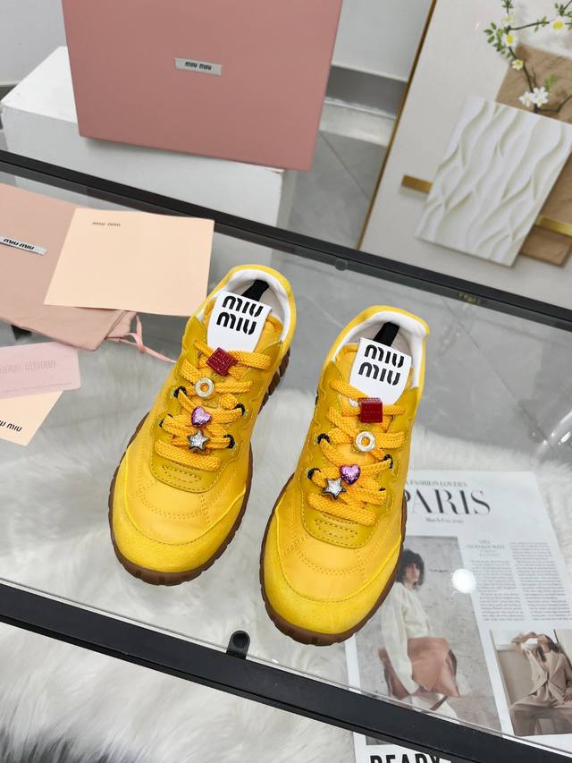 Miu Miu 25Ss 春夏新款走秀Miumiu 德训 休闲鞋秀场工艺来自Miu Miu系列的细节特写 新季的潮流此刻挚爱的概念，多元对撞，传达现代风格~ 怎