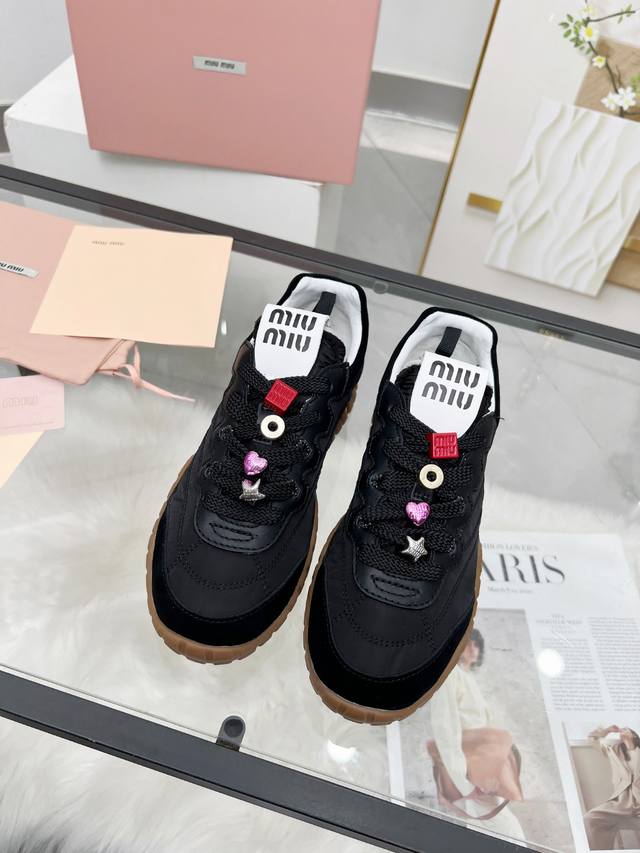 Miu Miu 25Ss 春夏新款走秀Miumiu 德训 休闲鞋秀场工艺来自Miu Miu系列的细节特写 新季的潮流此刻挚爱的概念，多元对撞，传达现代风格~ 怎