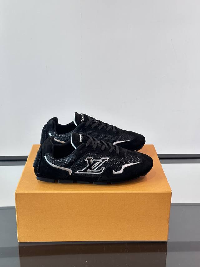 路易威登运动鞋 足球鞋 穿上就时髦精 这款Footprint Soccer运动鞋于2025春夏系列时装展中亮相，是Pharrell Williams 首次以足球