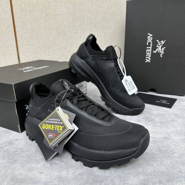 始祖*鸟 Arc'teryx 新品发布 Kopec Gtx 新款男士户外徒步跑鞋 这款运动鞋专为野外跑步和快速攀爬而设计，设计新颖，抓地平稳。采用防水高科技织物