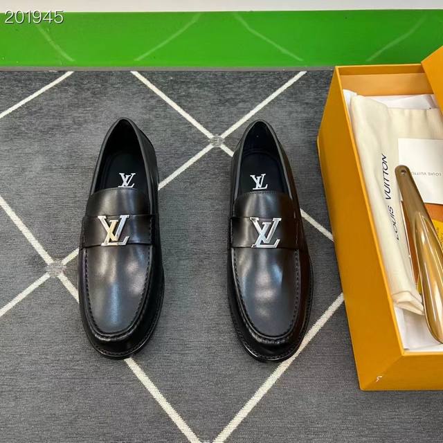 Loui*V 独家高品，男士时尚正装商务皮鞋 经典款小皮鞋型！货！ 重金打造模版小牛皮，并非市场现成材普通材料！ 顶级手工艺 意大利全面进口原皮料小牛漆面皮 超