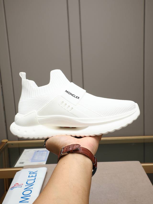 Moncler蒙口男士户外系带运动鞋，具有舒适防滑性能，专为户外跑步或都市漫步而设。兼备创新、功能性与图形细节于一体，从高山氛围汲取灵感，诠释潮流时尚。鞋面高密