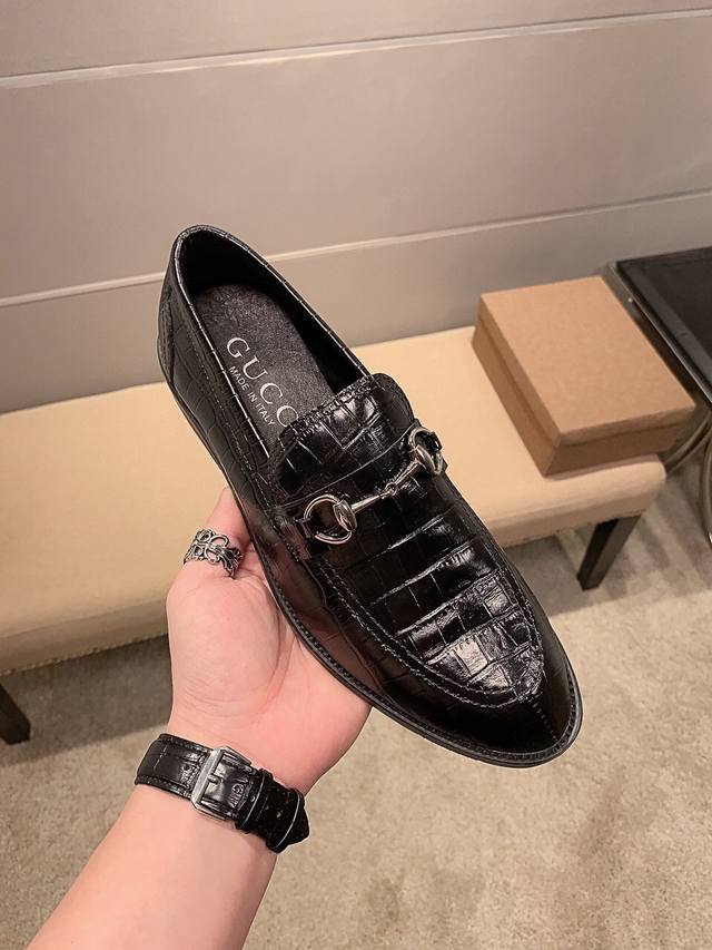实价 ， Gucci 古奇 高版本～官网正装男鞋 休闲 男士专柜同步发售，意大利进口原版品牌精选头层柔软牛皮。头层羊皮内里 拒绝脱色磨脚 原版底，由意大利高级总