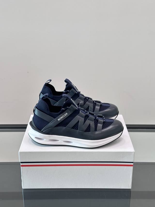 Moncler 蒙口男士休闲运动鞋，具有舒适防滑性能，采用一体成型进口飞织科技面料制成，兼备创新、功能性与图形细节于一体，诠释潮流时尚。大底高弹橡胶发泡组合成型