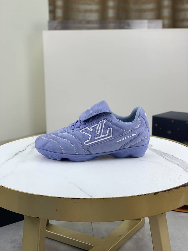 工厂P价P 实价 2660年新款Lv情侣同款球鞋，穿上就是时髦精 这款 Footprint Soccer 运动鞋于2025春夏系列时装展中亮相，是Pharrel
