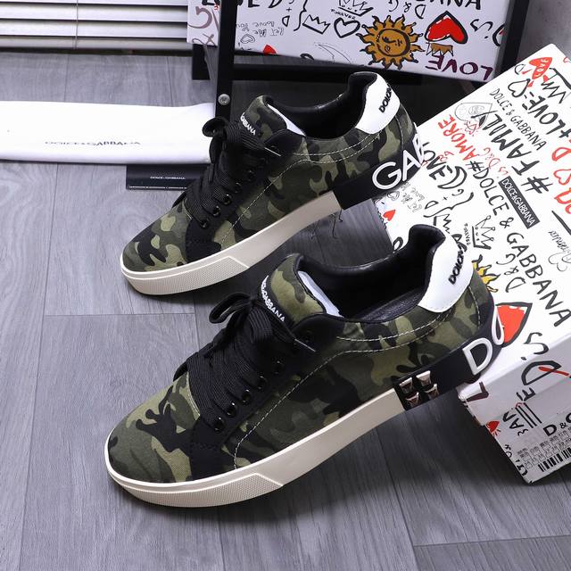 商品商标：Dg 杜嘉班纳 情侣款休闲鞋 正码码数: 35-46 商品材料：迷彩透气织布鞋面 皮内里 牛皮鞋垫 原版大底