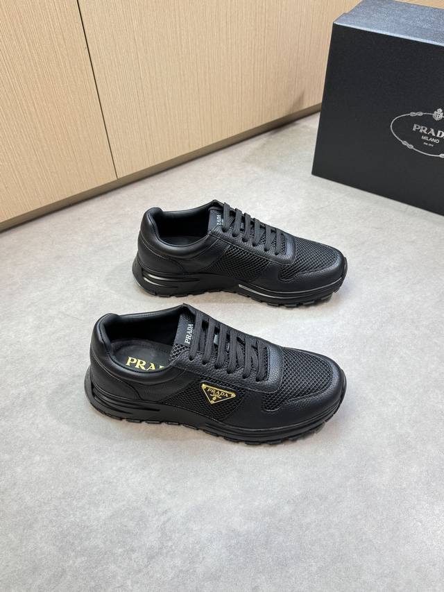 Prada 普拉达 -高端品质 原单休闲运动鞋 -鞋面：进口纳帕小牛皮、荔纹小牛皮、品牌滴胶镂空网帆布、鞋身车缝品牌金属扣件 -内里：水染牛皮 -大底：超轻Tp
