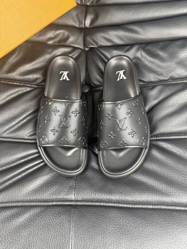 Louis Vuitton 路易威登 -高端品质 原单休闲凉拖鞋 -鞋面：荔纹小牛皮.空压品牌图腾、品牌图腾布匹、车包边工艺、车缝品牌Logo图腾 -内里：环保