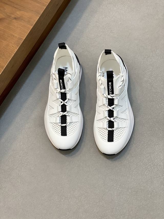 Moncler 蒙口男士休闲运动鞋，具有舒适防滑性能，采用一体成型进口飞织科技面料制成，兼备创新、功能性与图形细节于一体，诠释潮流时尚。大底高弹橡胶发泡组合成型