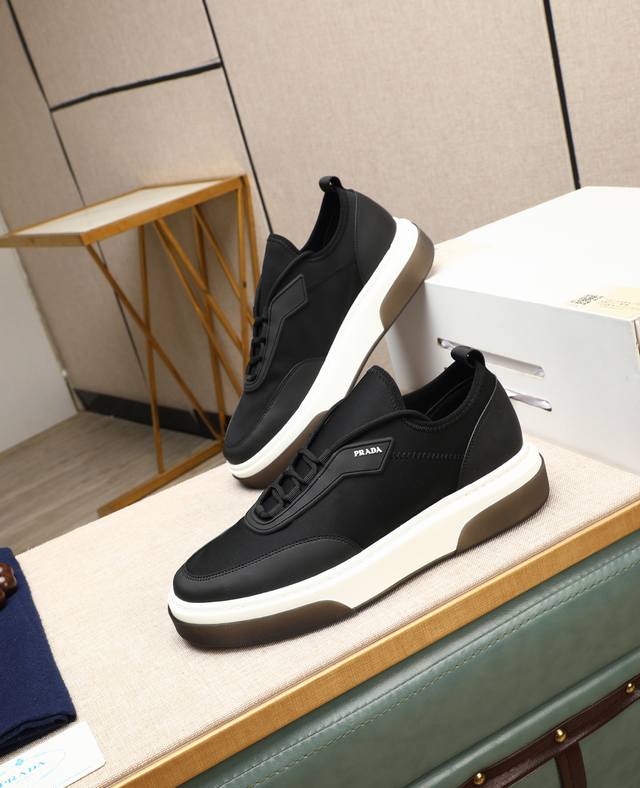 出厂价P Prada 普拉达 -高端品质 原单 -鞋面：丝绸小牛皮、品牌帆布布匹、品牌金属扣件 -内里：网布，垫脚; 顶级牛皮 -大底：超轻Tpu发泡; 成型大