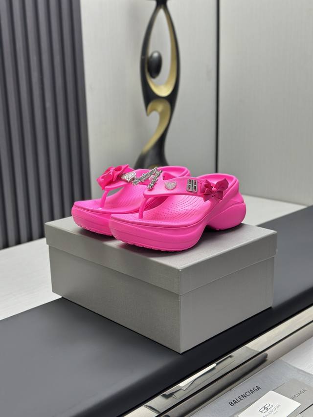 Balenciaga 五金扣，巴黎世家 潮品拖 鞋！ Balenciaga Political Campaign 最新磨具开发！ 欧美名媛 明星 网红Girl