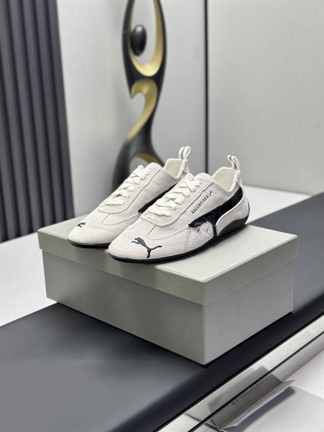 巴黎世家 Balenciaga × Puma Speedcat Speedcat Og Sd 限量联名款 彪马极速赛车系列 低帮德训风拼接复古运动“做旧破坏”