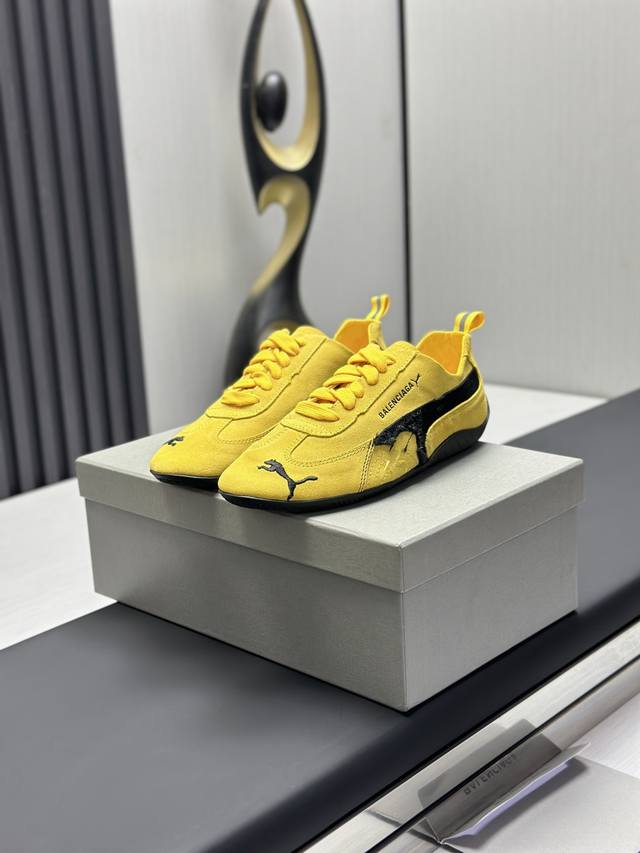 巴黎世家 Balenciaga × Puma Speedcat Speedcat Og Sd 限量联名款 彪马极速赛车系列 低帮德训风拼接复古运动“做旧破坏”