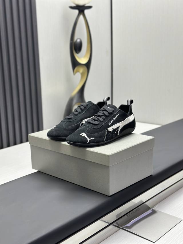 巴黎世家 Balenciaga × Puma Speedcat Speedcat Og Sd 限量联名款 彪马极速赛车系列 低帮德训风拼接复古运动“做旧破坏”