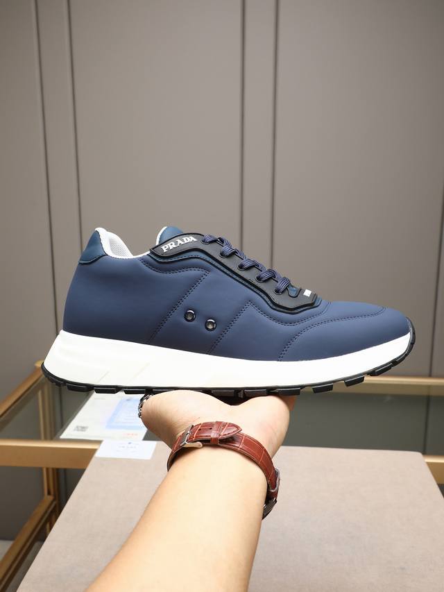 Prad*普拉达新品男士这款运动鞋休闲百搭，选用进口原版面料打造，进口网里，轻质发泡大底，脚感非常舒适，运用柔和简洁的线条勾勒出运动风廓形。鞋底轻盈而稳固，彰显