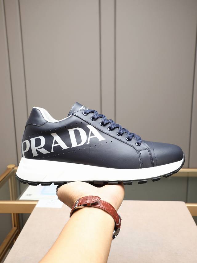 Prada普拉达新款上市，上图必卖時尚休闲男鞋，潮流百搭之款，轻松运动风，鞋面进口牛皮 3D打印 加超精细做工。上脚轻巧舒适，5色选！38-44 45定做