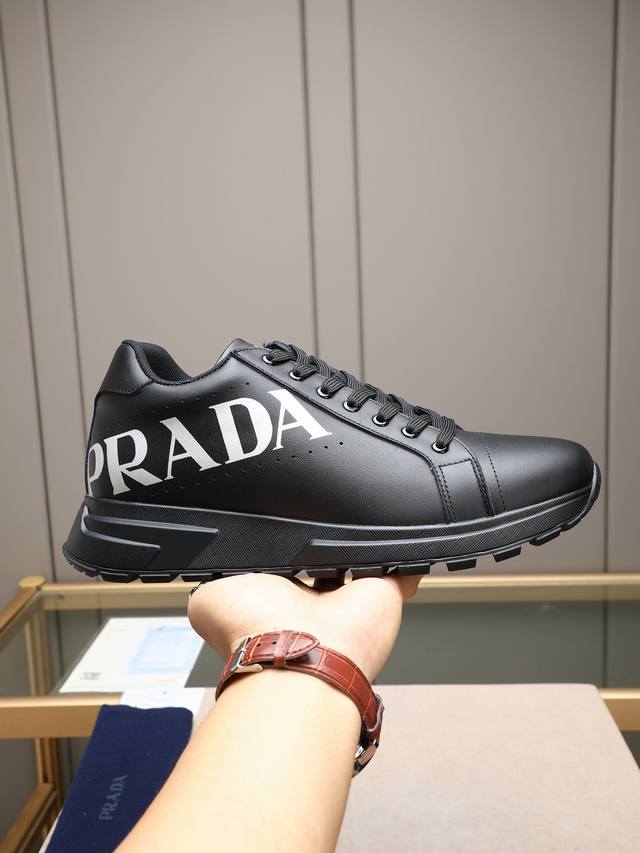 Prada普拉达新款上市，上图必卖時尚休闲男鞋，潮流百搭之款，轻松运动风，鞋面进口牛皮 3D打印 加超精细做工。上脚轻巧舒适，5色选！38-44 45定做