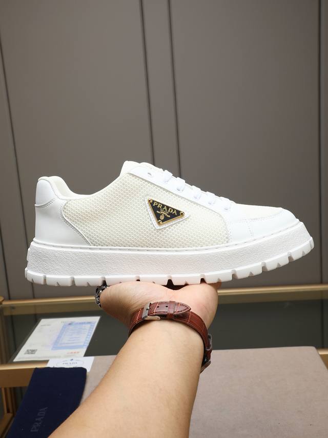 Prada 普拉达 男士新款休闲鞋，这款运动鞋鞋面采用进口小牛皮拼接透气网面，透气网面内里。垫脚羊皮，大底采用防滑运动专属带Logo橡胶大底，上脚脚感很好，洋气