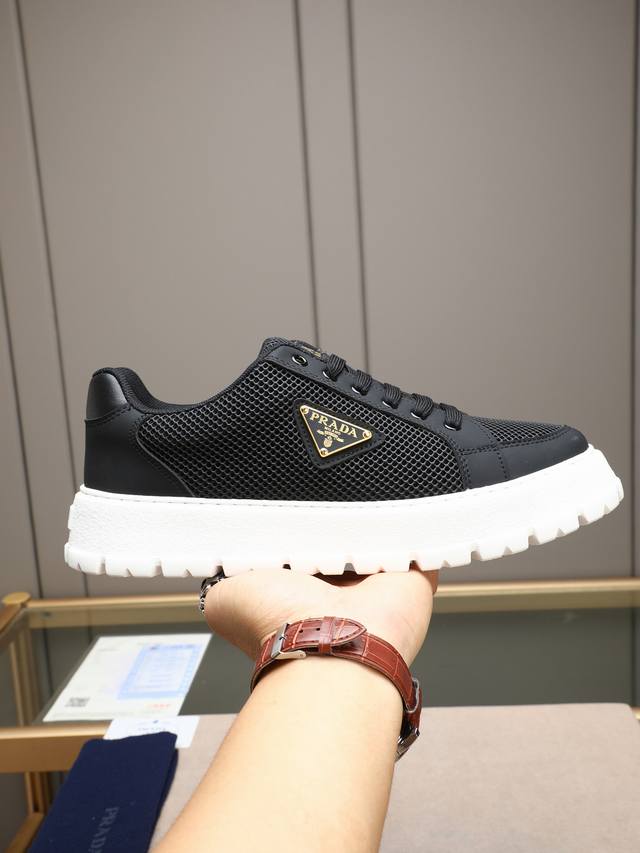 Prada 普拉达 男士新款休闲鞋，这款运动鞋鞋面采用进口小牛皮拼接透气网面，透气网面内里。垫脚羊皮，大底采用防滑运动专属带Logo橡胶大底，上脚脚感很好，洋气