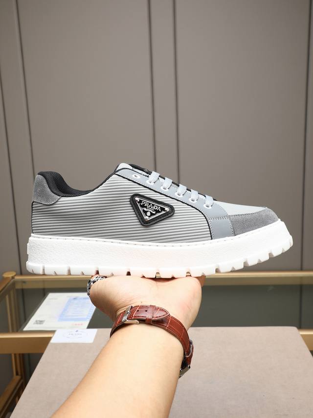 Prada 普拉达 男士新款休闲鞋，这款运动鞋鞋面采用进口小牛皮拼接透气网面，透气网面内里。垫脚羊皮，大底采用防滑运动专属带Logo橡胶大底，上脚脚感很好，洋气