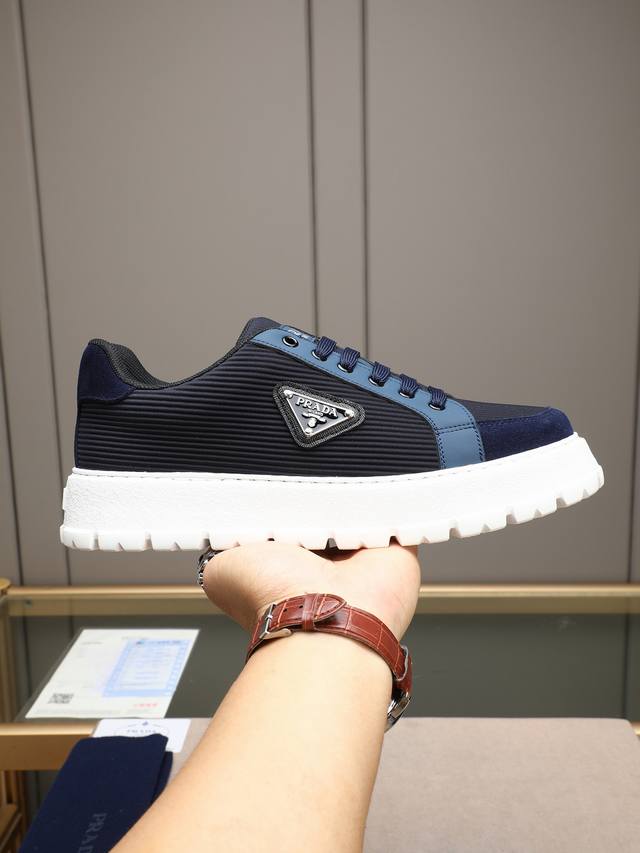 Prada 普拉达 男士新款休闲鞋，这款运动鞋鞋面采用进口小牛皮拼接透气网面，透气网面内里。垫脚羊皮，大底采用防滑运动专属带Logo橡胶大底，上脚脚感很好，洋气