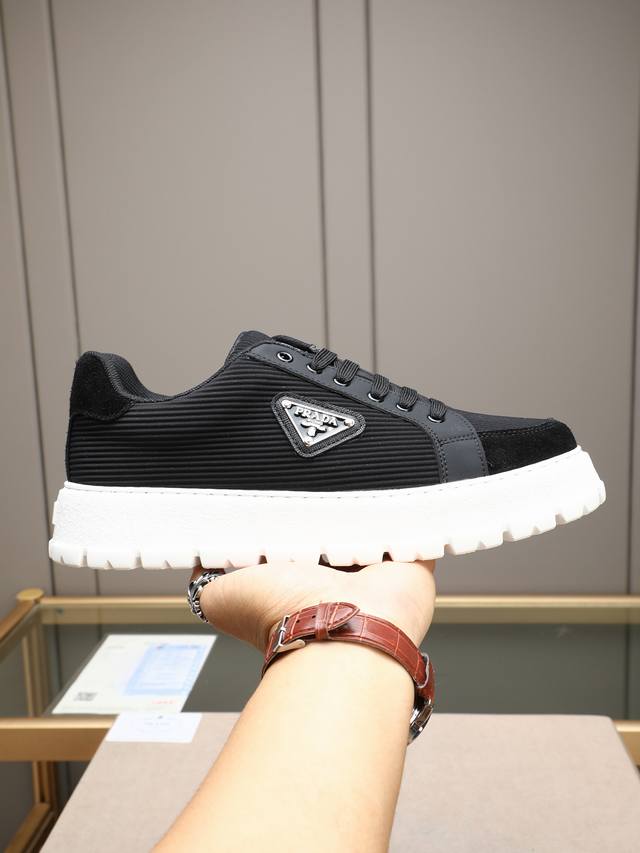 Prada 普拉达 男士新款休闲鞋，这款运动鞋鞋面采用进口小牛皮拼接透气网面，透气网面内里。垫脚羊皮，大底采用防滑运动专属带Logo橡胶大底，上脚脚感很好，洋气