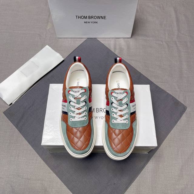 Thombrowne 汤姆布朗官网步同更新 、最新男士休闲鞋，意大利进口头层牛皮+牛皮内里，橡胶耐磨大底，精线美条、没过有多修饰，欧美风格、上舒脚服上挡次、可选