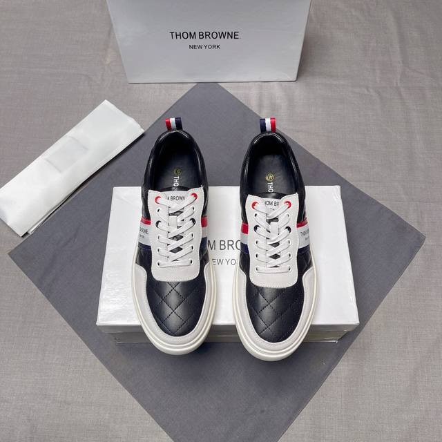Thombrowne 汤姆布朗官网步同更新 、最新男士休闲鞋，意大利进口头层牛皮+牛皮内里，橡胶耐磨大底，精线美条、没过有多修饰，欧美风格、上舒脚服上挡次、可选