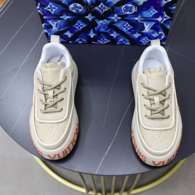 出厂价Pp： Lv 路易威登男鞋高端品牌，新款上市，顶级奢侈品牌，最新時尚休闲男鞋，潮流百搭之款，轻松运动风，鞋面小牛皮加超精细做工。原版个性时尚橡膠耐磨大底，