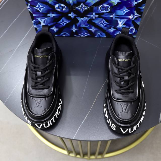 出厂价Pp： Lv 路易威登男鞋高端品牌，新款上市，顶级奢侈品牌，最新時尚休闲男鞋，潮流百搭之款，轻松运动风，鞋面小牛皮加超精细做工。原版个性时尚橡膠耐磨大底，