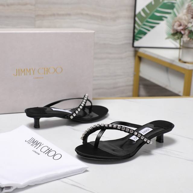 最高版本 Jimmy Choo最新款夹脚拖鞋 2025Ss手工缝钻链条凉拖鞋 吉米周经典钻链系列 Jc家的鞋子众所周知都是无一例外的仙女美 尤其是这款细闪亮片点