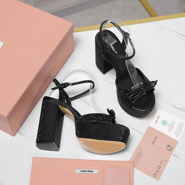 顶级代购级 Miumiu 专柜 新款！ Bling Bling 施华洛世奇水钻凉鞋！ 代购品质 独家发售 实物超级闪 夏季街头穿上它 你们就是这条Gay最闪亮