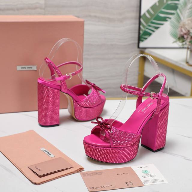 顶级代购级 Miumiu 专柜 新款！ Bling Bling 施华洛世奇水钻凉鞋！ 代购品质 独家发售 实物超级闪 夏季街头穿上它 你们就是这条Gay最闪亮