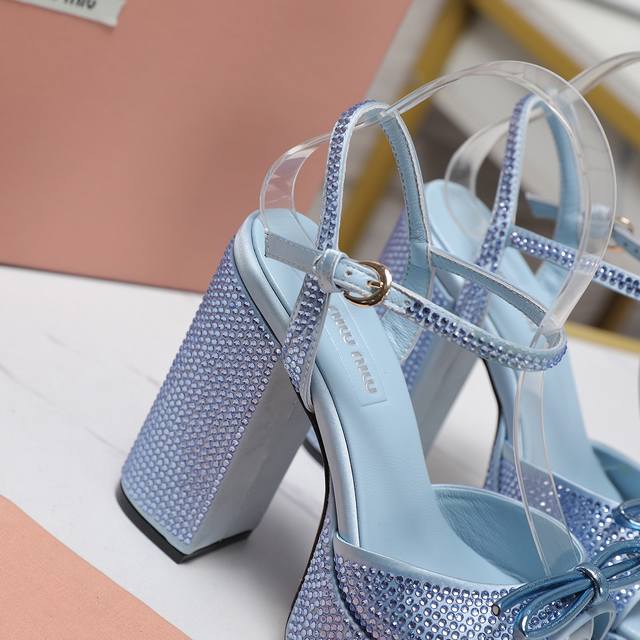 顶级代购级 Miumiu 专柜 新款！ Bling Bling 施华洛世奇水钻凉鞋！ 代购品质 独家发售 实物超级闪 夏季街头穿上它 你们就是这条Gay最闪亮