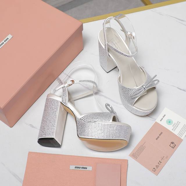 顶级代购级 Miumiu 专柜 新款！ Bling Bling 施华洛世奇水钻凉鞋！ 代购品质 独家发售 实物超级闪 夏季街头穿上它 你们就是这条Gay最闪亮