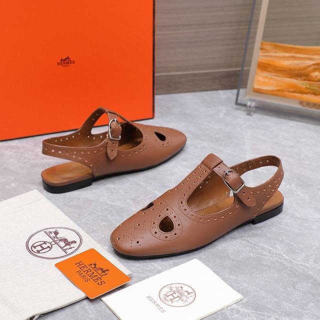 顶级版本 Hermes 爱马仕24S春秋平底猪笼鞋 经典芭蕾舞鞋玛丽珍鞋系列 经典复古高级感单品 好穿又好搭配 上脚秀气！ 鞋面采用进口小羊皮 内里踮脚混种羊皮