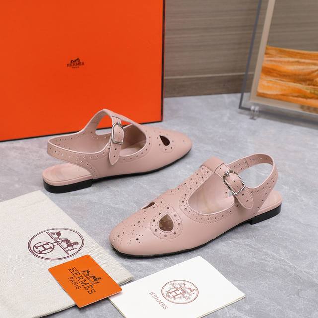 顶级版本 Hermes 爱马仕24S春秋平底猪笼鞋 经典芭蕾舞鞋玛丽珍鞋系列 经典复古高级感单品 好穿又好搭配 上脚秀气！ 鞋面采用进口小羊皮 内里踮脚混种羊皮