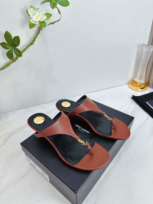 出厂 Saint Laurent圣罗兰25Ss 超火的凉鞋 单鞋专柜同步上新 各大明星网红纷纷上脚 款式时髦百搭 简约又高级 把优雅做到极致 上脚女神范爆棚！