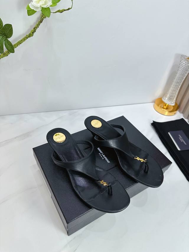 出厂 Saint Laurent圣罗兰25Ss 超火的凉鞋 单鞋专柜同步上新 各大明星网红纷纷上脚 款式时髦百搭 简约又高级 把优雅做到极致 上脚女神范爆棚！