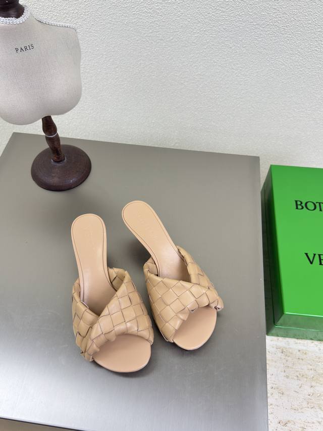 Bv Blink 系列拖鞋 15 毫米级 编织单鞋 真皮手工编织 杏色 编织 这款经典款 简直Bv最新天花板啦 双色彩色百搭 简约一块皮15毫米抽条 手工编织而