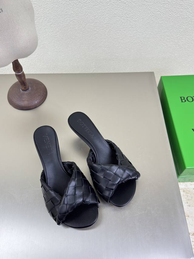 Bv Blink 系列拖鞋 15 毫米级 编织单鞋 真皮手工编织 黑色 编织 这款经典款 简直Bv最新天花板啦 双色彩色百搭 简约一块皮15毫米抽条 手工编织而